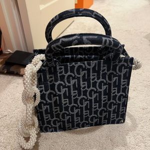 Tote bag with pearl chain
